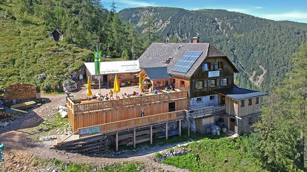 Das Energiekonzept der Zellerhütte funktioniert mit PV-Anlage und Blockheizkraftwerk auf Pflanzenölbasis. (Foto: © Zellerhütte/Alpenverein)
Die Zellerhütte