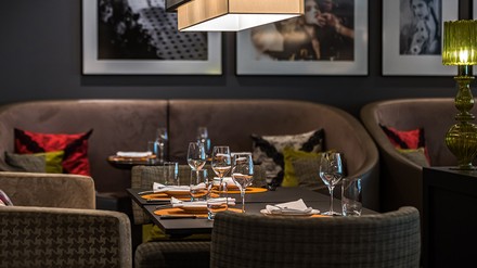 Das Sofitel Frankfurt und die Welt der Mode sind eng miteinander verknüpft. Als Partner der Frankfurt Fashion Lounge stellt das Sofitel Frankfurt Opera regelmäßig seine Lobby und Räume als Laufsteg für die Modenschauen aufstrebender Designtalente zur Verfügung.(Foto: © Peter Krausgrill
Ofitel Frankfurt trifft auf die shcillernde Welt der Mode.