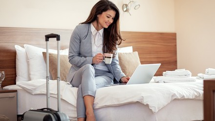 Das Revo, WunderLocke und Ibis Styles Perlach setzen auf das Konzept des Abo-Modells von MyFlexHome. (Foto: © Zoran Zeremski/stock.adobe.com)
Business-Frau im Hotelzimmer