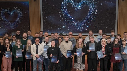 Die hohe Rückkehrerrate im Team des Hoteldorfs Schindlerhof hat viele Gründe.
Vorausschauend hat Nicole Kobjoll noch ein paar Sterne reservieren lassen. (Foto: © Schindlerhof)
Jeder Human Star hat einen echten Stern geschenkt bekommen.
