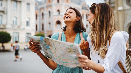 Für das laufende Jahr erwartet Studienautor Martin Lohmann eine leichte Steigerung auf über 65 Millionen Reisen. (Foto: © NBABCREATIVITY/stock.adobe.com)
Freundinnen mit Landkarte in der Stadt