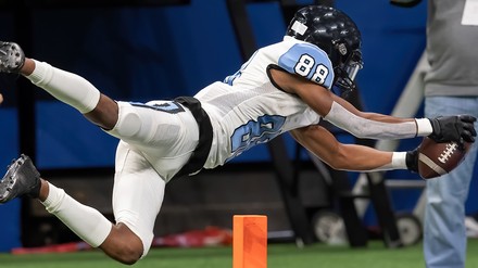 Ein Touchdown bringt einem Team 6 Punkte ein. (Foto: © Joe/stock.adobe.com)
Ein Footballspieler mcht einen beeindruckenden „Catch“.