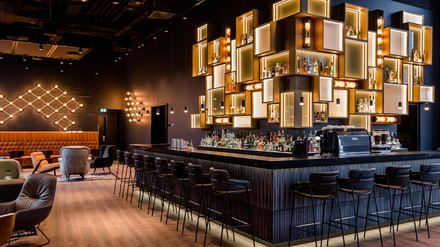 Im Motel One Stuttgart-Feuerbach werden die großen technischen Erfindungen der Stuttgarter Vergangenheit aufgegriffen – auch in der Bar. (Foto: © Ruppografie – Nadine Rupp)
Bar im Motel One Stuttgart-Feuerbach