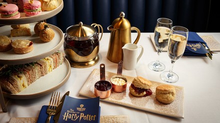 Afternoon Tea mit köstlichen Häppchen und Champagner für zwei Personen. (© TM & © Warner Bros. Entertainment Inc. Harry Potter Publishing Rights © JKR)
Fans der magischen Welt können nun in der Warner Bros. Studio Tour London nicht nur die originalen Kostüme und Sets aus den Filmen bestaunen, sondern wie Harry selbst bei seinem ersten Quidditch Match einen Goldenen Schnatz verschlucken!