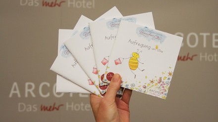 So sieht das Bilderbuch der Arcotel Hotels aus. (Foto: © Arcotel Hotels)
Mit Biene Sina können Kinder jetzt Abenteuer erleben.