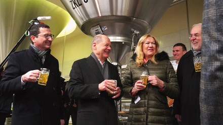 Martin Bendel (Erster Bürgermeister der Stadt Ulm), Bundeskanzler Olaf Scholz, Ulrike Freund (Geschäftsführerin der Brauerei Gold Ochsen), Manuel Renner (Mitarbeiter der Brauerei Gold Ochsen) und Ekkehard Freund (Ehemann von Ulrike Freund)