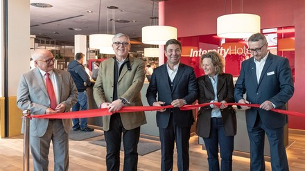 V.l.n.r.: Bürgermeister Christian Hentschel, Gemeinde Schönefeld; Josef Dolp, COO Deutsche Hospitality; Dr. Wolfgang Dietz, Geschäftsführer Dietz AG; Aletta von Massenbach, Vorsitzende der Geschäftsführung Flughafen Berlin Brandenburg GmbH; Matthias Rusch, General Manager IntercityHotel Berlin Brandenburg BER. (Foto: ©IntercityHotel Berlin Brandenburg BER)
Offizielle Eröffnung des IntercityHotel Berlin Brandenburg BER.