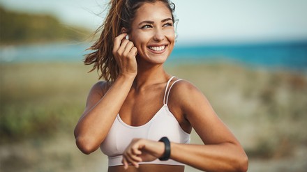 Joggen am Strand zählt mit zu den beliebtesten Sportarten der deutschen Urlauber. (Foto: © milanmarkovic78/stock.adobe.com)
Frau lächelt in Sportkleidung lächelt in die Sonne.