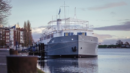 Das „Hostel on the Water“ am Bontekai 66 in Wilhelmshaven startet nach einem Umbau in die neue Saison. (Foto: © corax)
Arcona – „Hostel on the Water“