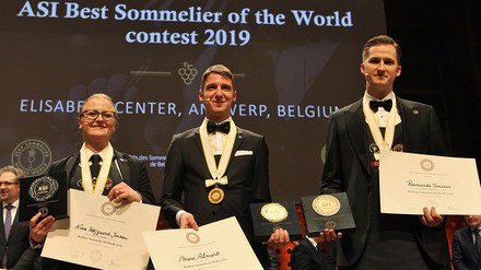 Marc Almert (Mitte) holte 2019 den Titel „Bester Sommelier der Welt“ nach 21 Jahren wieder nach Deutschland. (Foto: © Jean Bernard)
Marc Almert sicherte sich 2019 den Titel „Bester Sommelier der Welt“. Kann Deutschland den Titel im diesjährigen Wettbewerb verteidigen?