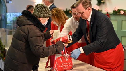 Bodo Ramelow (r., Die Linke), Ministerpräsident von Thüringen, stand während der Eröffnung des „Restaurants des Herzens“ an der Essenausgabe. Nun hat das Restaurant die Saison beendet. (Foto: © picture alliance/dpa | Martin Schutt)
Bodo Ramelow bei der Essensausgabe im „Restaurants des Herzens“