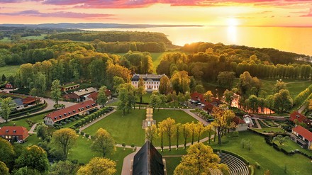 Weissenhaus aus der Vogelperspektive. (Foto: © WEISSENHAUS Grand Village Resort & Spa am Meer)
Weissenhaus aus der Vogelperspektive.
