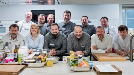 Ein Kreativteam von Köchen des Augustinums arbeitete über Monate an den Rezepturen des neuen Vitalmenüs. An ihrer Seite: Fernsehkoch Johann Lafer (vorne, 4. von links), rechts neben ihm Christoph Specht, Geschäftsführer der Augustinum Gastronomie. (Foto: © Augustinum / C M Hildebrand)
Johann Lafer und das Kreativteam von Köchen des Augustinums