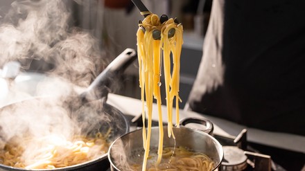 Durch eine Methode von Wissenschaftler und Nobelpreisträger Giorgio Parisi soll beim Kochen von Nudeln Energie gespart werden. (Foto: © strigana/stock.adobe.com)
Spaghetti im Kochtopf