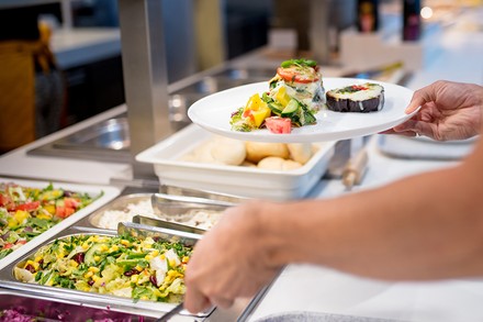 Schul- und Kitaessen soll in Mecklenburg-Vorpommern bezuschusst werden.(© Masson/Fotolia)
Jemand holt sich Essen von einer Mensatheke.