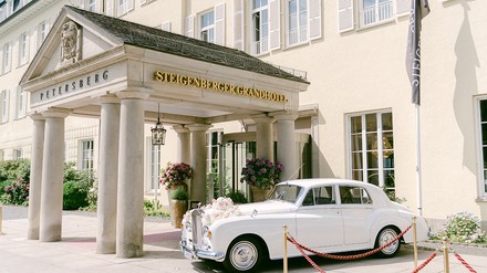 Bei der kleinen Hochzeitsmesse im Steigenberger Grandhotel informieren Aussteller glückliche Paare von je 11:00 bis 18:00 Uhr. (Foto: © Deutsche Hospitality)
Vom 4. bis 5. Februar 2023 haben Paare die Möglichkeit, sich im Steigenberger Grandhotel & Spa Petersberg über die Hochzeit zu informieren.