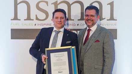Raimund Notz (links) von Preferred Hotels & Resorts nimmt den Fabian Specht Award von Craig Macdonald, Director, Account Management – Strategic and Global Account, IDeaS, in Empfang. (Foto: © IDeaS)
Raimund Notz nimmt den Fabian Specht Award entgegen.