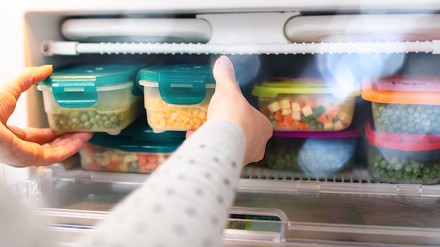 Ohne Clarence Birdseye gäbe es keine Tiefkühlgerichte. (Foto: © hedgehog94/stock.adobe.com)
Eine Frau stellt mit Gemüse gefüllte Boxen in ein Tiefkühlfach.