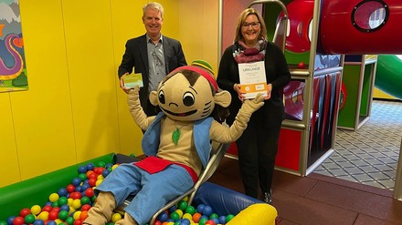 In der Yoki Ahorn Kinderspielwelt innen im Ahorn Harz Hotel Braunlage freuen sich Direktor Michael Naber, Maskottchen Yoki Ahorn und Verkaufsleiterin Sonja Lachnit über die Auszeichnung mit dem Siegel „Kinderferienland Niedersachsen“. (Foto: © Sarah Koch)
Direktor Michael Naber, Maskottchen Yoki Ahorn und Verkaufsleiterin Sonja Lachnit im Ahorn Harz Hotel Braunlage