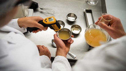 Kichererbsen-Kochwasser wird zur Herstellung von neuen pflanzenbasierte Ei-Ersatzprodukten genutzt. (Foto: © Hilcona)
Kirchererbsenwasser wird zur Ei-Alternative