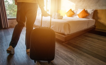 Heute wird über das Verbot einer bayerischen Bettensteuer abgestimmt?(Foto: © boyloso)
Ein Hotelgast betritt ein Hotelzimmer