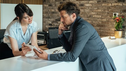 Neben den gesamtwirtschaftlichen Herausforderungen bleiben auch dieses Jahr die Mega-Trends Digitalisierung und ESG-Regulatorik präsente Themen für die Hotelbranche. (Foto: © Tijana/stock.adobe.com)
Tablet an der Rezeption