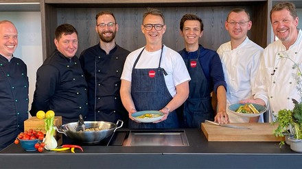 Zukunftsfähige Großverpflegung von Organic Garden: Holger Stromberg und Florian Feneberg (Mitte) mit dem Wisag Catering Projektteam und Dieter Kobusch, Gastronomieleiter im Hause 50Hertz (rechts), im Organic Garden Nutrition Studio in Hergolding bei München. (Foto: © Organic Garden AG)
Zukunftsfähige Großverpflegung von Organic Garden: Holger Stromberg und Florian Feneberg (Mitte) mit dem Wisag Catering Projektteam und Dieter Kobusch, Gastronomieleiter im Hause 50Hertz (rechts), im Organic Garden Nutrition Studio in Hergolding bei München. (Foto: © Organic Garden AG)