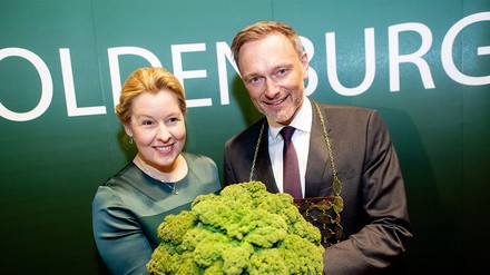 Der neue Oldenburger Grünkohlkönig Christian Lindner (FDP), Bundesfinanzminister, und die bisherige Amtsinhaberin Franziska Giffey (SPD), Regierende Bürgermeisterin von Berlin, halten gemeinsam eine Grünkohlpflanze, auch bekannt als „Oldenburger Palme“. (Foto: © picture alliance/dpa | Hauke-Christian Dittrich)
Christian Linder als neuer Grünkohlkönig.