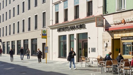 Das Arthotel ANA Aurel in Regensburg fügt sich durch seine schlichte Formsprache ins Stadtbild der Stadt Regensburg ein. (Foto: © Roland Halbe)
Das Arthotel ANA in Regensburg.