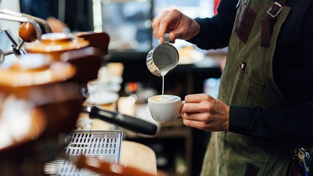Auf den Festival-Veranstaltungen der Berlinale wird es in diesem Jahr keine tierische Milch geben. (Foto: © Aleksandrs Muiznieks/stock.adobe.com)
Barista schenkt Milch ein