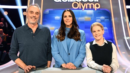 Quizmasterin Esther Sedlaczek (Mitte) begrüßt die Kandidaten des Teams „Kulinarik“: Christian Rach (links) und Cornelia Poletto (rechts). (Foto: © ARD/Uwe Ernst)
Esther Sedlaczek mit Christian Rach und Cornelia Poletto