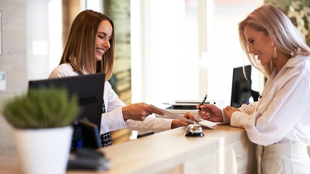 Laut den Sachverständigen ist der Personalmangel im Tourismus einer der drängendsten Herausforderungen der nächsten Zeit. (Foto: © Kalim/stock.adobe.com)
Einchecken an der Rezeption