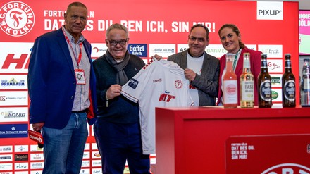 Jörg T. Böckeler, CEO der Dorint Hotelgruppe (2. v. l.) stellt gemeinsam mit Fortuna-Geschäftsführer Robert Pöppinghaus (links), Fortuna-Vertriebsleiterin Anja Grunow (rechts) und Jörg Senior, General Manager des Essential by Dorint Köln die erweiterte Kooperation der „Dorint Hotels & Resorts“ und Fortuna Köln vor. (Foto: © Florian Sander)
Jörg T. Böckeler, Robert Pöppinghaus, Anja Grunow und Jörg Senior