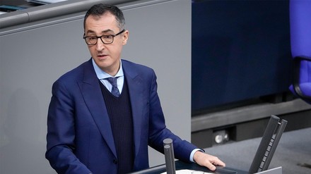 Cem Oezdemir (Gruene) im Portrait bei seiner Rede im Bundestag. (Foto: © picture alliance / Flashpic | Jens Krick)
Cem Özdemir am Rednerpult