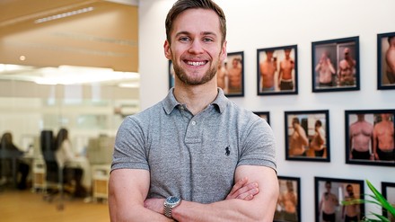 Als diplomierter Fitness- und Ernährungstrainer hat Simon Mathis bereits mehr als 600 Selbstständige, Unternehmer und Führungskräfte dabei unterstützt, wieder in ihre Lieblingskleidung von früher zu passen. (Foto: © Mathis Fit Life GmbH)
Ernährungstrainer Simon Mathis