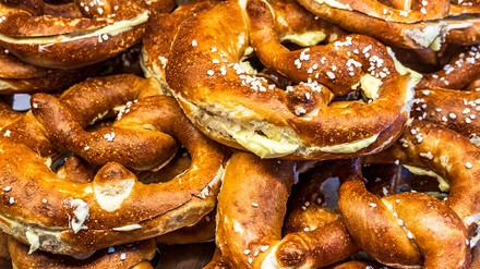 Klassisch geschmiert oder lieber gespritzt? Wie essen Sie Ihre Butterbrezel lieber? (Foto: © fottoo/stock.adobe.com)
Ein Haufen mit Butterbrezeln.