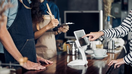 Das Thüringer Land unterstützt sein Gastgewebe mit einer staatlichen Finanzspritze für Digitalisierungsprojekte. (Foto: © weedezign/stock.adobe.com)
Gäste mit Handy in einem Restaurant