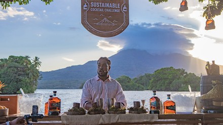 Carlos Ferron aus Panama hat das Global Final der Sustainable Cocktail Challenge von Flor de Caña gewonnen. (Foto: © Flor de Caña Rum)
Carlos Ferron