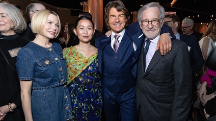 Michelle Williams, Hong Chau, Tom Cruise und Steven Spielberg beim Oscar-Lunch im Ballsaal des Beverly Hilton Hotels am 13. Februar 2023. (Foto: © picture alliance / PictureLux/A.M.P.A.S. | R4820)
Michelle Williams, Hong Chau, Tom Cruise und Steven Spielberg