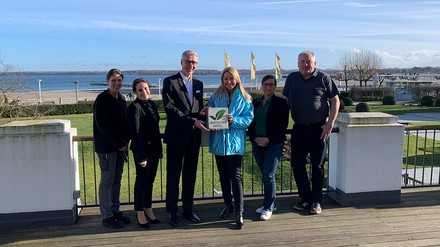Von links: Das erfolgreiche GreenSign-Team des Atlantic Grand Hotel Travemünde: Sarah Gehrold (Einkaufsleiterin), Caroline Waibel (Direktionsassistentin), Kay Plesse (Hoteldirektor), Victoria Knauer-Hansen (GreenSign), Christin Saalbach (Atlantic Hotels Management GmbH) und Martin Penzin (Technischer Leiter) (Foto: © ATLANTIC Grand Hotel)
Erste GreenSign-Zertifizierung für das Atlantic Grand Hotel Travemünde