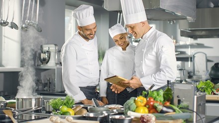 Köche der Nation aufgepasst: Die BGN sucht Köche für eine Studie. (Foto: © Gorodenkoff)
BGN sucht Köche für Studie