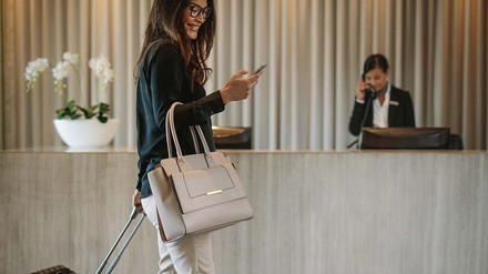 AirPlus International erwartet, dass die Geschäftsreisen ihre Erholung fortsetzen werden. (Foto: © Jacob Lund/stock.adobe.com)
Gast an der Hotelrezeption