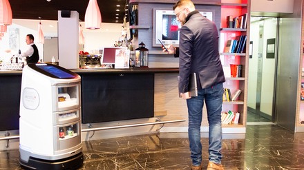 Jeeves zieht die Blicke der Gäste auf sich. (Foto: © ARCOTEL)
Ein Gast fotografiert Jeeves
