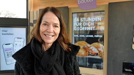 Viola Kaluza, Geschäftsführerin vom Lila-Bäcker, posiert im Lila-Bäcker-Pickup Store in Neubrandenburg. Der Lila Bäcker nimmt Probebetrieb für autonome Container auf. (Foto: © picture alliance/dpa | Frank Hormann)
Lila Bäcker geht neue Wege.
