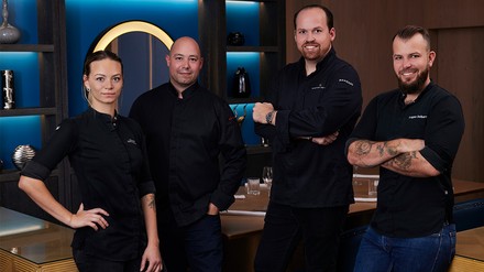 Das Team um Tristan Brandt. Vl.n.r: Chef de Partie Jessica Zimmermann, Chef de Cuisine Timo Steubing, Chef Tristan Brandt und Pastry Chef Logan Seibert. (Foto: © Michael Pisarri)
V.l: Chef de Partie Jessica, Zimmermann, Chef de Cuisine Timo Steubing, Chef Tristan Brandt und Pastry Chef Logan Seibert.