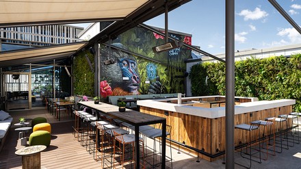 Auf der Dachterrasse des „me and all ulm“ kann die französische Lebensart mit Speis und Trank zelebriert werden. (Foto: © Adam Kapalla)
Dachterrasse des „me and all ulm“.