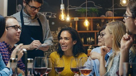 Das Gastgewerbe hat im Jahr 2022 deutliche Umsatzzuwächse verzeichnet. (Foto: © Gorodenkoff/stock.adobe.com)
Freunde im Restaurant