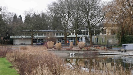 Außenansicht des zurzeit geschlossenen „Cafe Seeterrassen“ im Park „Planten un Blomen“ (Foto: © picture alliance/dpa | Christian Charisius)
Aussenansicht „Cafe Seeterrassen“