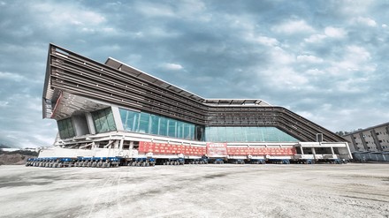 Der chinesische Schwergutlogistiker Sinotrans Heavy-lift Logistics Co. hat ein 7.500 Tonnen schweres Hotel an einen neuen Platz befördert. (Foto: © TII Group)
Hotel wird verschoben