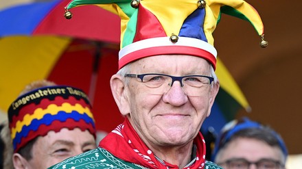 Winfried Kretschmann (r, Bündnis 90/Die Grünen), Ministerpräsident von Baden-Württemberg, steht als Narr verkleidet beim Närrischen Staatsempfang der Landesregierung vor dem Neuen Schloss. (Foto: © picture alliance/dpa | Bernd Weißbrod)
Ministerpräsident Winfired Kretschmann im Faschingsaufzug.